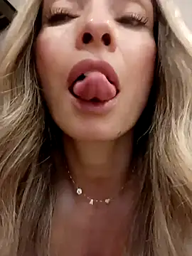 Loly Horny online show from April 21, 2026, 3:02 am
