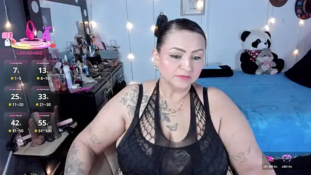 Snapshot of Ivonnee__ chatting on November 8, 2025, 3:39 am Ivonnee online show from November 8, 2025, 3:39 am