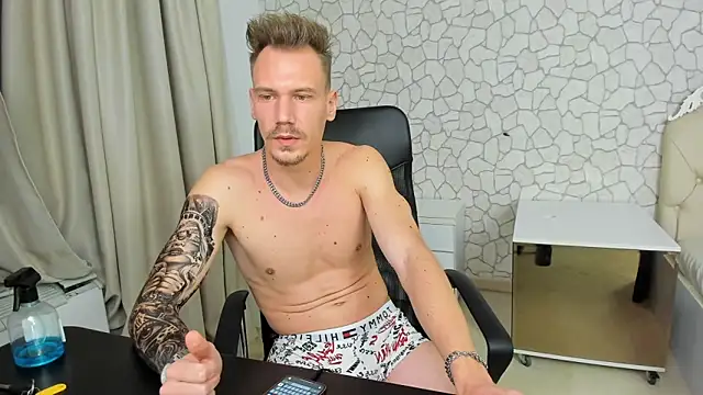 MateoBenjaminX online show from December 29, 2024, 8:04 pm