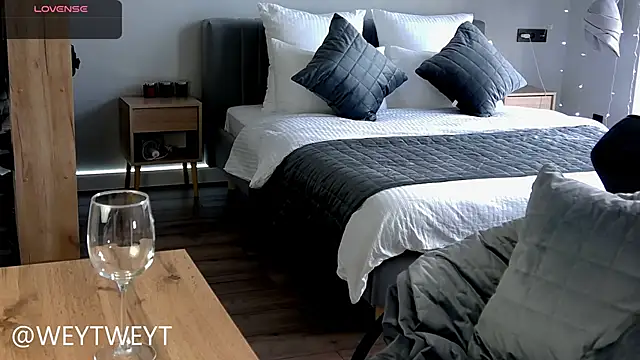 Dasha M online show from December 5, 2025, 8:56 am