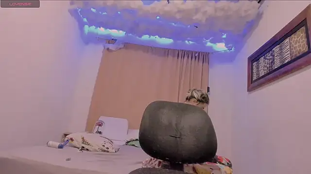 Snapshot of Lauu_G chatting on January 10, 2025, 3:29 am Lauu G online show from January 10, 2025, 3:29 am