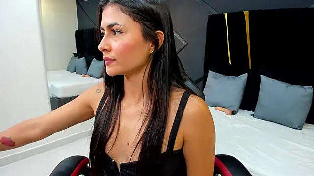 emilie xx  online show from December 10, 2024, 5:33 pm