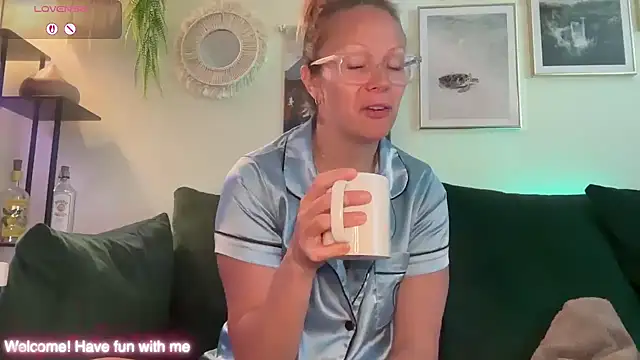 Snapshot of MelodyRoseUk chatting on May 19, 2026, 8:53 am MelodyRoseUk online show from May 19, 2026, 8:53 am