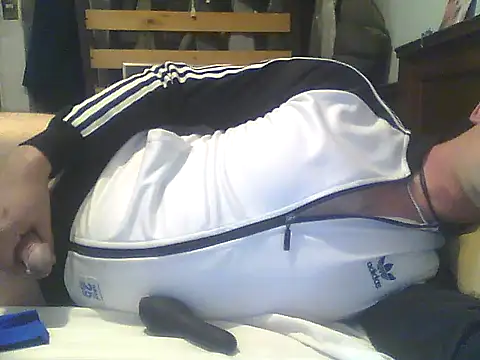 Snapshot of frank32love chatting on January 7, 2025, 12:45 am frank32love online show from January 7, 2025, 12:45 am