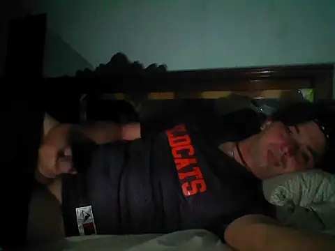 Snapshot of frank32love chatting on November 17, 2025, 9:48 am frank32love online show from November 17, 2025, 9:48 am