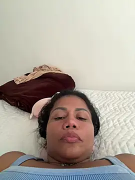 KarenGuzman  online show from March 12, 2025, 9:35 pm