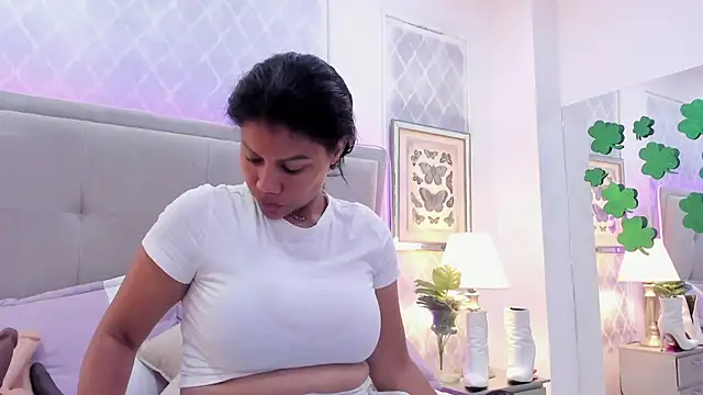 KarenGuzman  online show from March 19, 2025, 12:56 pm