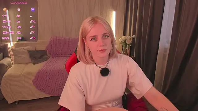 Snapshot of Emmi_Flowers chatting on August 2, 2026, 1:31 pm Emmi Flowers online show from August 2, 2026, 1:31 pm