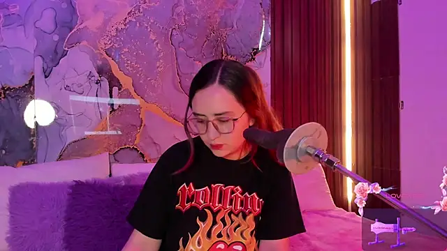 centaurigirl online show from November 22, 2025, 4:28 pm