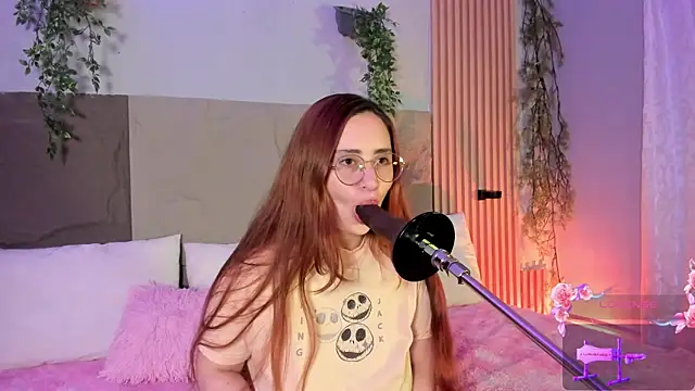 centaurigirl online show from April 8, 2026, 11:48 pm