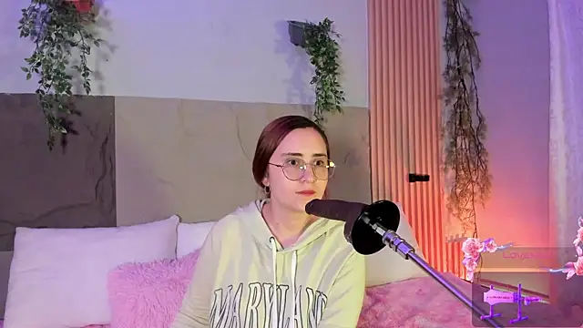 centaurigirl online show from April 10, 2026, 4:28 am