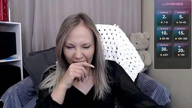 Sunny bunny6 online show from February 9, 2026, 7:40 pm