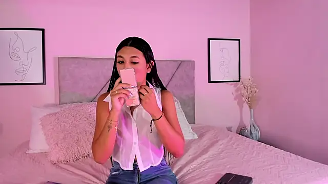 Snapshot of Emilyh_ chatting on October 22, 2025, 10:37 am Emilyh online show from October 22, 2025, 10:37 am