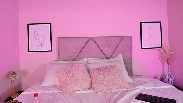 Snapshot of Emilyh_ chatting on October 23, 2025, 10:36 am Emilyh online show from October 23, 2025, 10:36 am