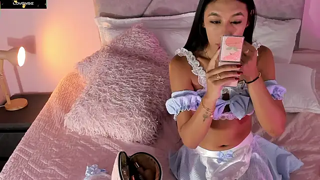 Snapshot of Emilyh_ chatting on November 6, 2025, 10:38 am Emilyh online show from November 6, 2025, 10:38 am