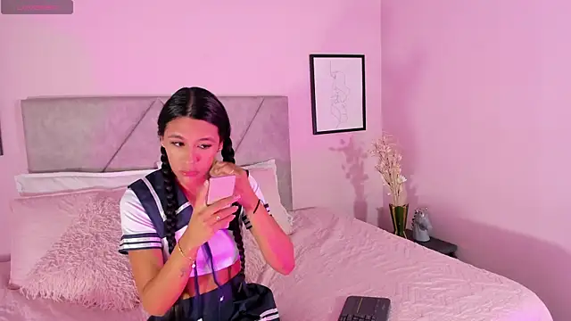 Snapshot of Emilyh_ chatting on November 20, 2025, 10:37 am Emilyh online show from November 20, 2025, 10:37 am