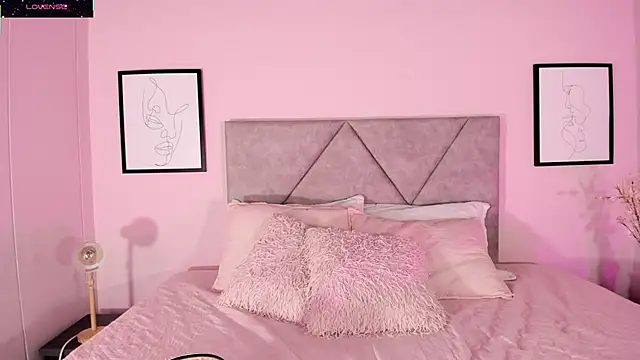 Snapshot of Emilyh_ chatting on November 24, 2025, 10:48 am Emilyh online show from November 24, 2025, 10:48 am