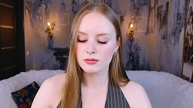 VivienLeeigh online show from November 25, 2025, 1:11 pm