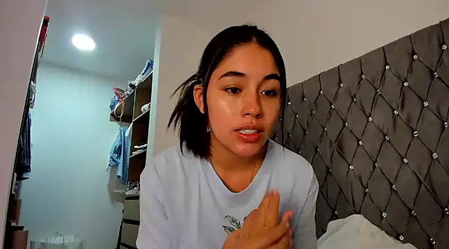 AriaMontgomery online show from December 20, 2024, 7:44 am