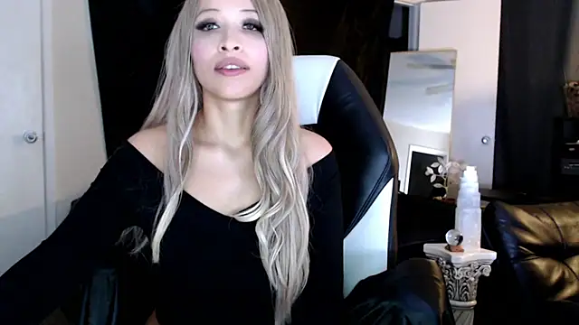 liadivina online show from March 14, 2025, 9:35 am