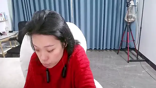 Snapshot of Bella0815 chatting on December 2, 2024, 2:42 am Bella0815 online show from December 2, 2024, 2:42 am