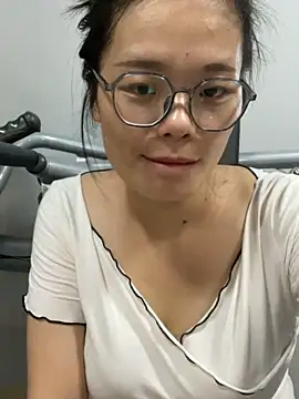 Snapshot of Bella0815 chatting on October 7, 2025, 9:28 am Bella0815 online show from October 7, 2025, 9:28 am