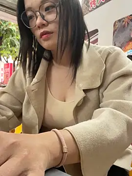 Snapshot of Bella0815 chatting on December 2, 2025, 9:03 am Bella0815 online show from December 2, 2025, 9:03 am