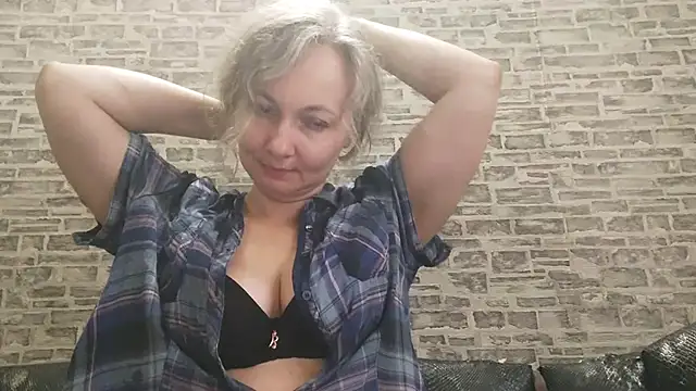 EdithManning online show from November 12, 2025, 7:42 am