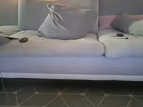 Laure11 online show from October 16, 2025, 4:52 pm