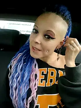 Snapshot of EdgesOfReality chatting on October 4, 2025, 8:56 am EdgesOfReality online show from October 4, 2025, 8:56 am