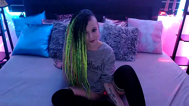 Snapshot of EdgesOfReality chatting on December 17, 2025, 10:38 pm EdgesOfReality online show from December 17, 2025, 10:38 pm