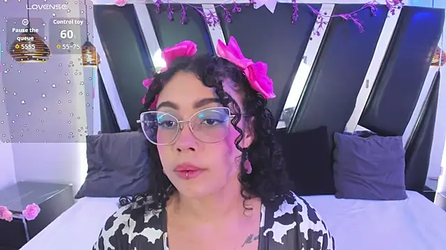 Snapshot of antonelllepiercee chatting on January 9, 2026, 11:35 am antonelllepiercee online show from January 9, 2026, 11:35 am