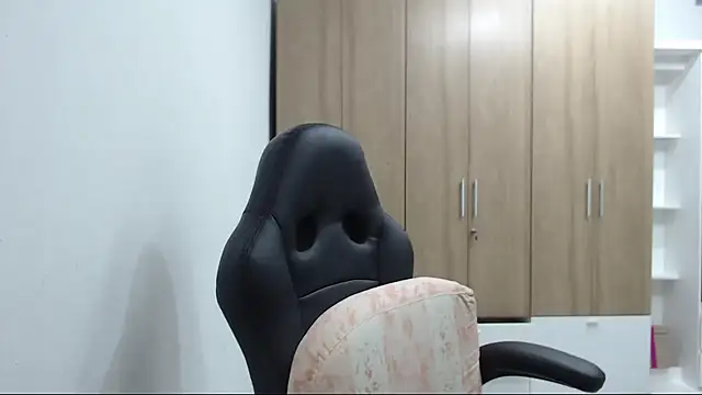 RoxanaLove9 online show from November 18, 2025, 9:19 pm