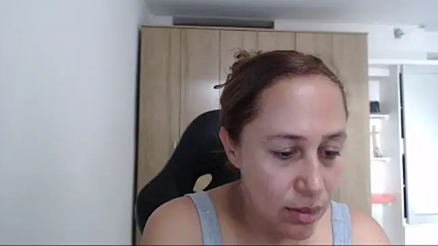 RoxanaLove9 online show from February 6, 2026, 9:18 pm