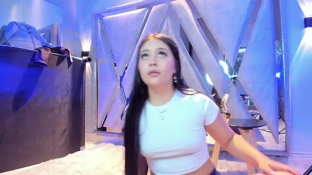 Annie9  online show from April 12, 2026, 3:33 am