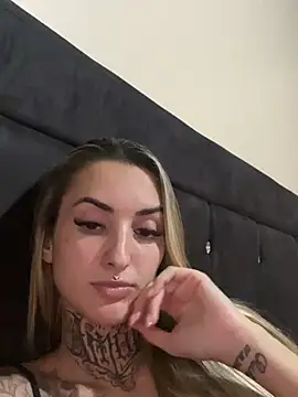 hotskinny1 online show from February 28, 2025, 9:23 pm