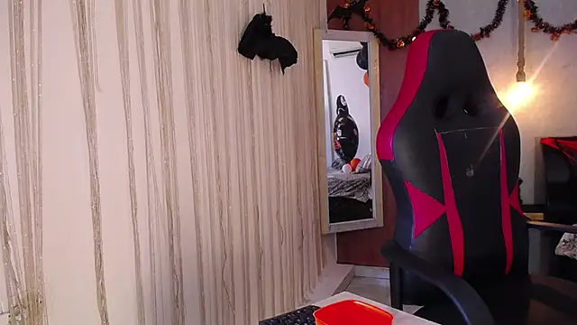 Snapshot of hera_divine chatting on October 31, 2025, 10:33 pm hera divine online show from October 31, 2025, 10:33 pm