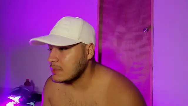 dylanchilii31 online show from April 8, 2026, 2:22 am