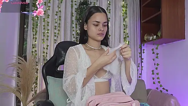 HannaRhodes online show from November 29, 2025, 2:31 pm