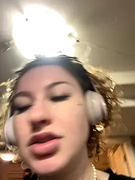 Snapshot of sluttysmiley chatting on December 17, 2025, 4:07 am sluttysmiley online show from December 17, 2025, 4:07 am