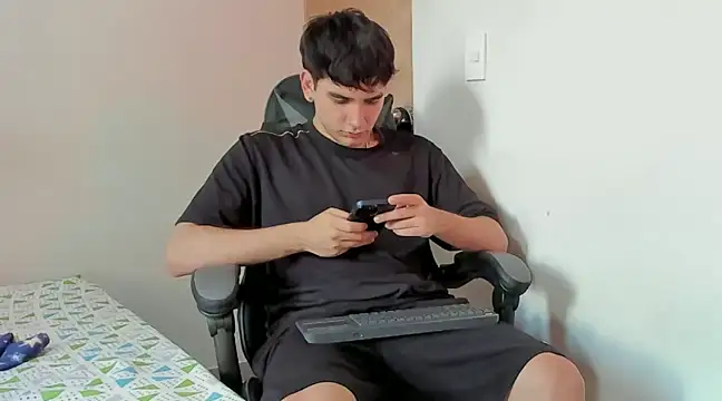 leo030809 online show from December 5, 2024, 2:22 pm