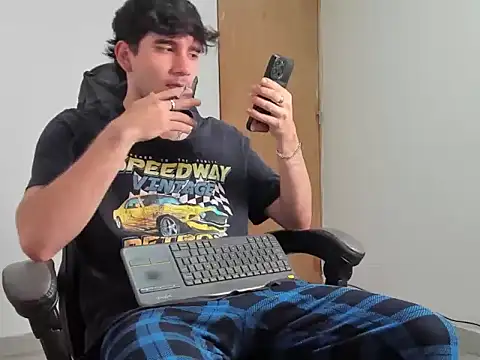 leo030809 online show from April 4, 2026, 12:31 am