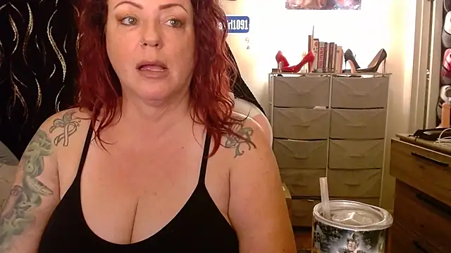 Nikkimastersgirl1091 online show from October 28, 2025, 4:53 pm