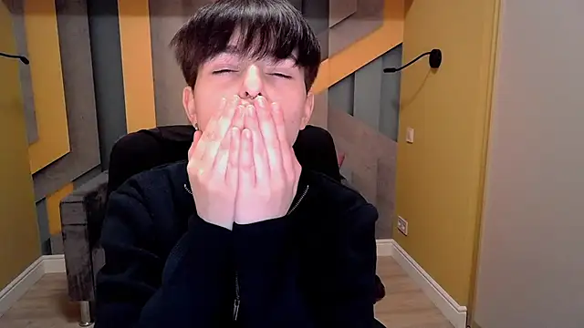 EmiliaYours online show from March 3, 2025, 4:24 pm