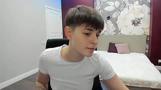 EmiliaYours online show from October 26, 2025, 2:56 pm