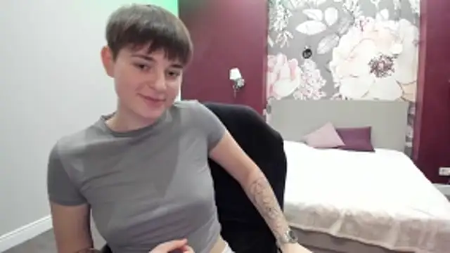 EmiliaYours online show from November 8, 2025, 2:28 pm