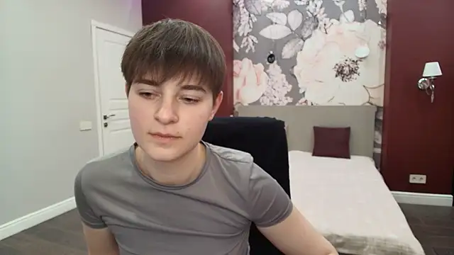 EmiliaYours online show from April 5, 2026, 2:47 pm