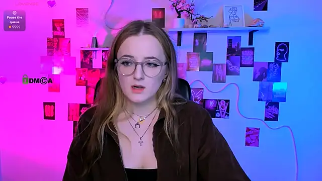 luna berryy online show from April 14, 2026, 8:15 pm