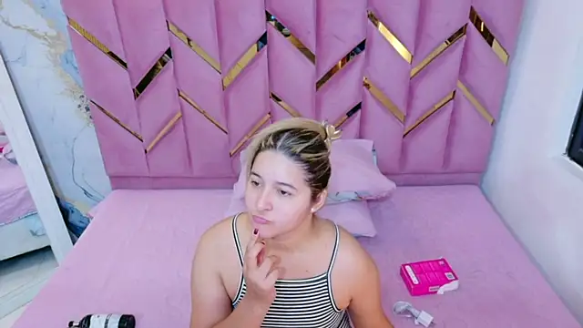 collegepawglovedaddy online show from April 1, 2026, 7:44 pm