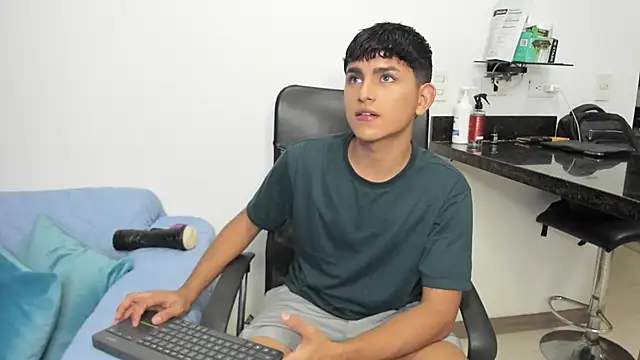 Snapshot of Lyam_ap chatting on February 6, 2025, 6:08 am Lyam ap online show from February 6, 2025, 6:08 am